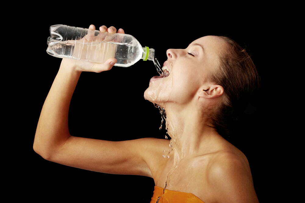 Глоток подруга. Девушка пьет из бутылки. Пьет воду из бутылки. Девушка пьет воду. Пьет из девушки.